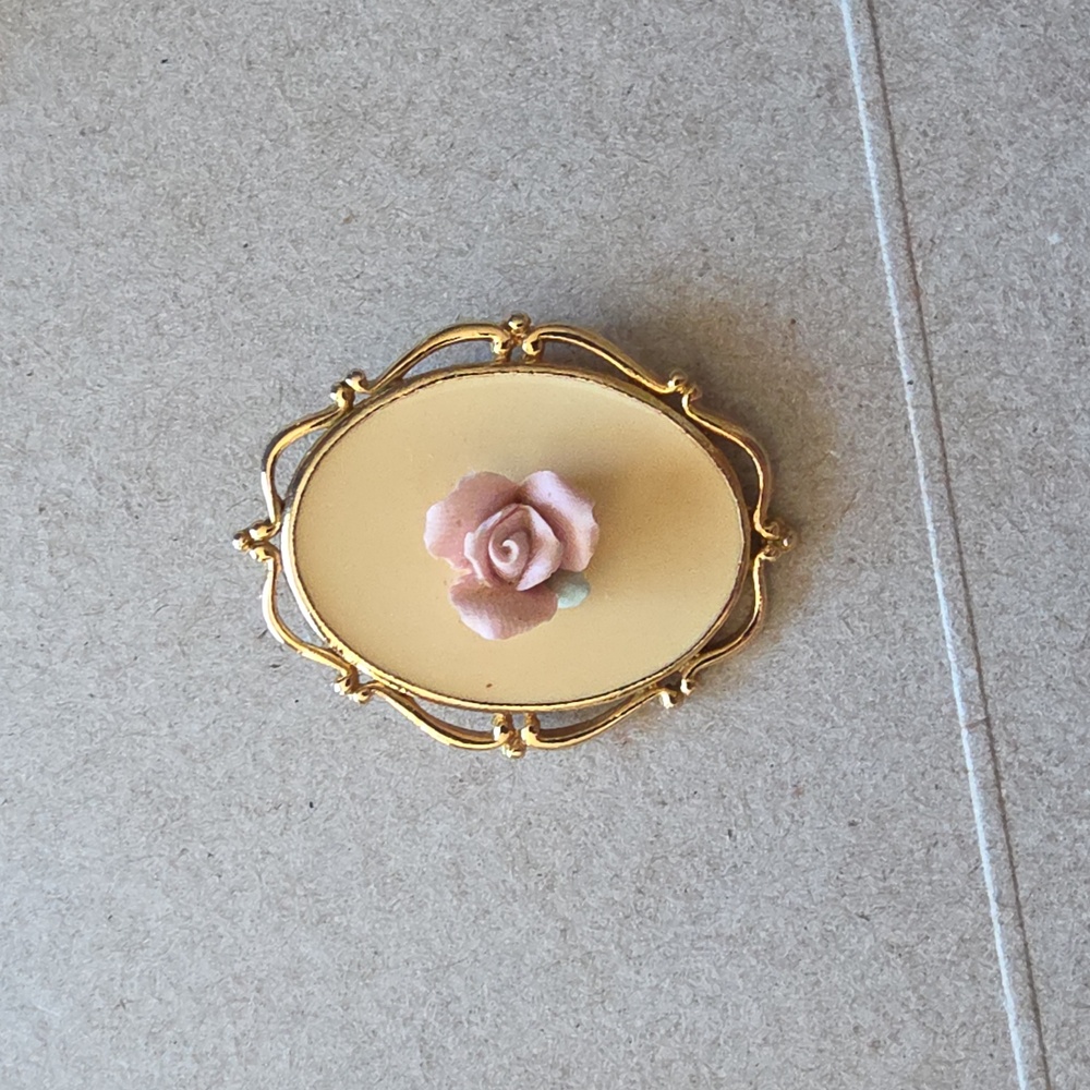 Vintage-Inspired Gold Brooch with Pink Rose
